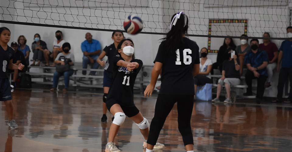 image of kids playing volleyball at Hongwanji summer school