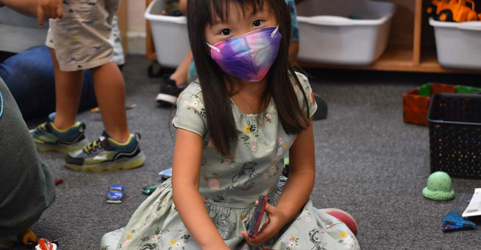 image of preschooler playing with blocks at Hongwanji summer school